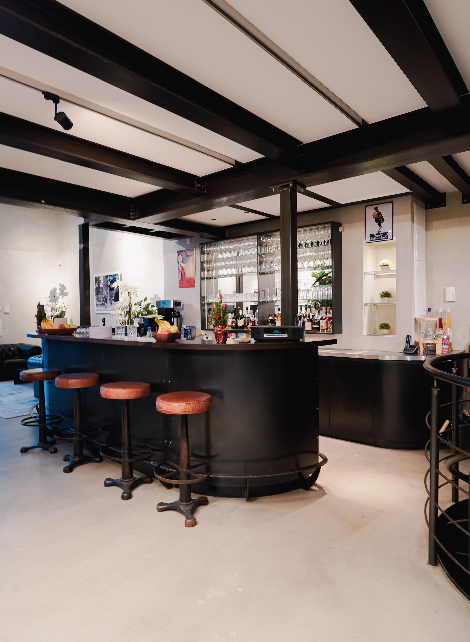 Bar mit Barhockern und beleuchteten Regalen im P7 Global Office