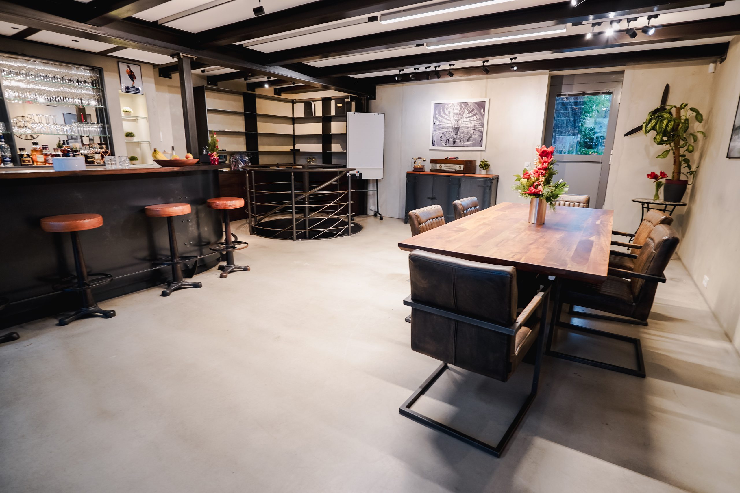 Coworking area with bar, bar stools and meeting table