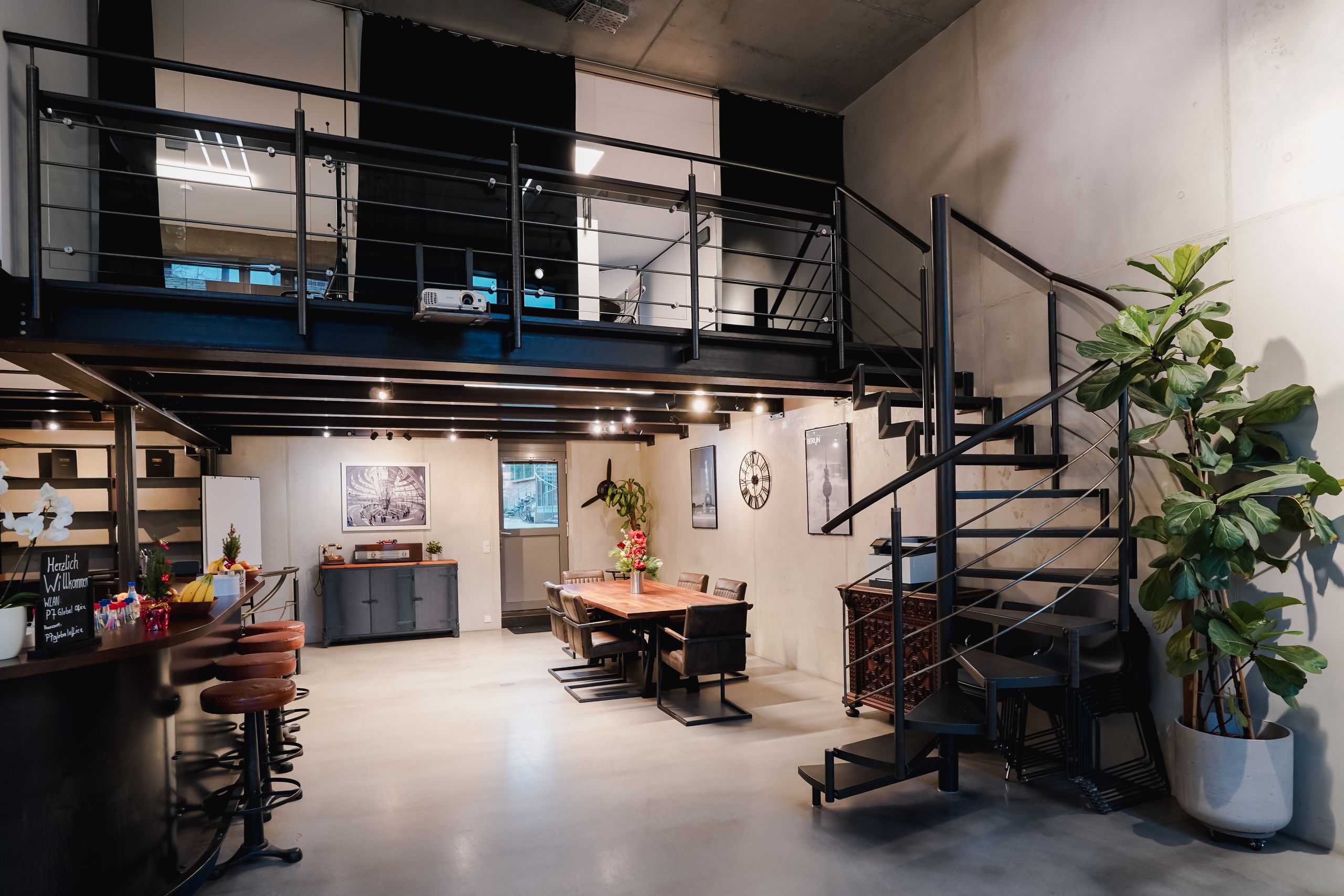 Coworking-Lounge mit Galerie, Wendeltreppe, Bar und Besprechungstisch