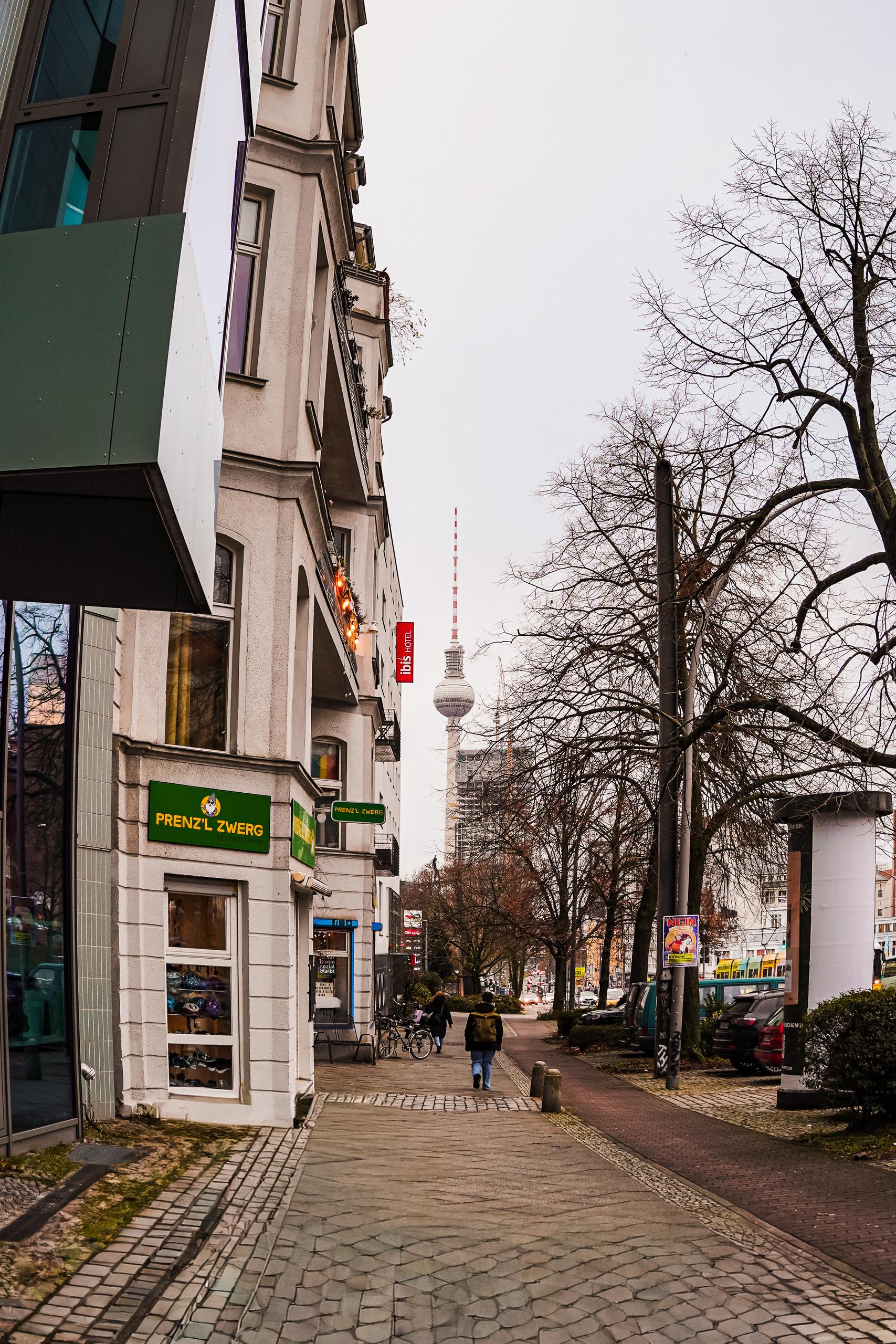 Prenzlauer Allee in Berlin-Mitte mit Blick auf den Fernsehturm